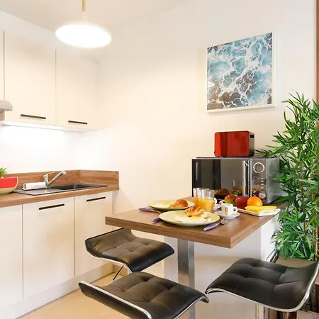 Le Charme Yourhosthelper * Κάννες