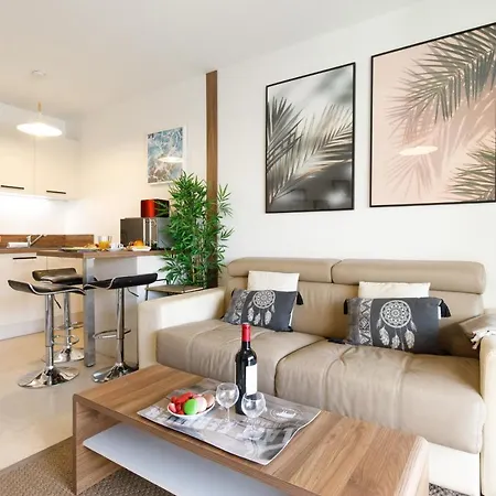 Le Charme Yourhosthelper * Канны